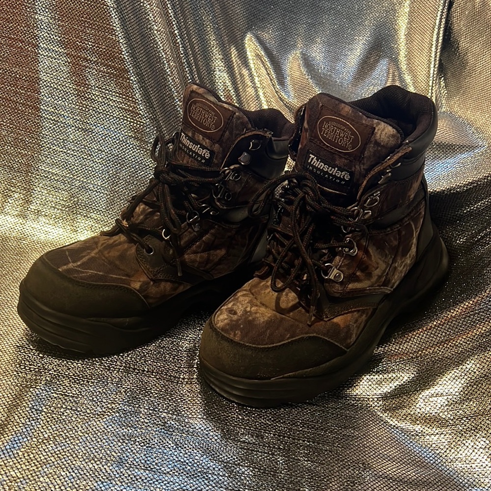 Woman’s Northwest Territory Hiking/Winter Boots 🥾 size 6 1/2 Thinsulate camo🌲